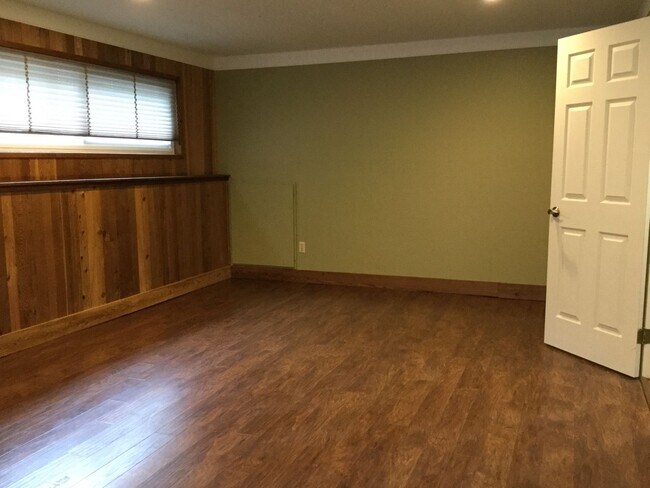 Building Photo - Very Cute and Spacious 3 BD & 2.5 Bath Home located in Kirkland-Finn Hill!