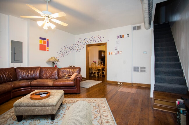 Building Photo - 421 E Carson St