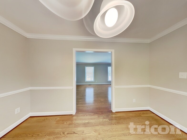 Building Photo - 3200 Oliver Dr