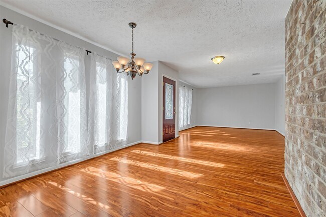 Building Photo - 3250 Three Pines Dr