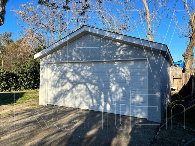 Building Photo - 1628 N Golden Gate Ave