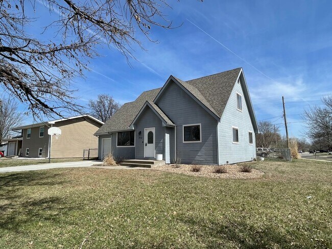 Building Photo - GREAT FAMILY HOME! FULLY FENCED YARD!