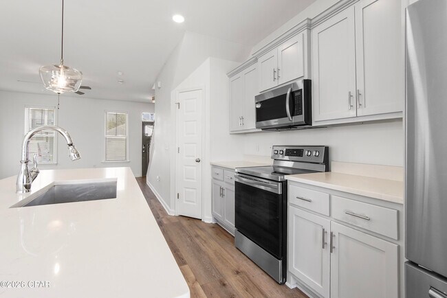 Building Photo - 413 Raven Ln