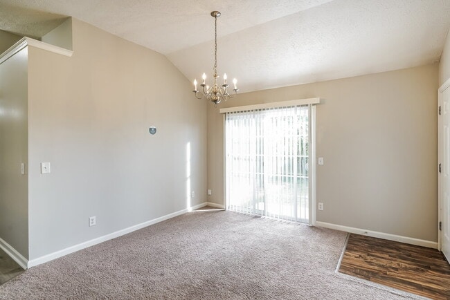 Building Photo - 574 Rose Cottage Cir