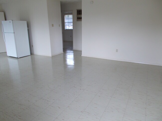 Building Photo - 109 Upsilon St