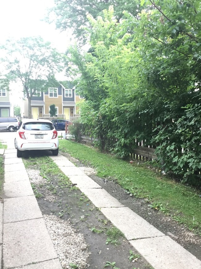 Building Photo - 3 bedroom Single Family ( Harambee )