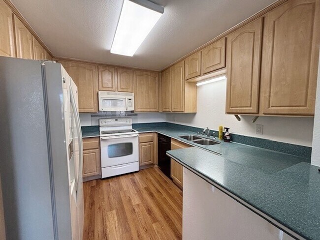 Building Photo - Spacious 3BD/2BA Condo in Mission Greens -...