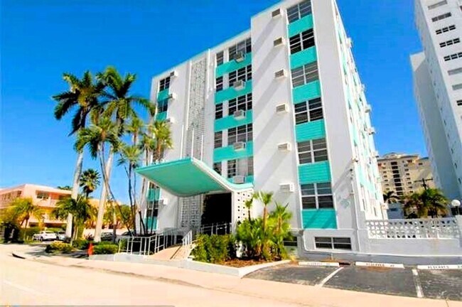 Building Photo - Updated 1 Bedroom 1 Bath Condo - Steps from Fort Lauderdale Beach!