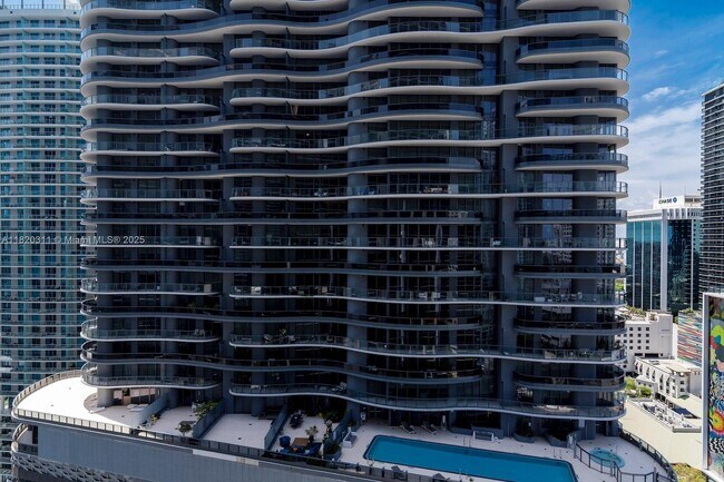Building Photo - 1010 Brickell Ave