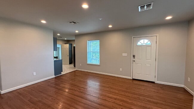 Building Photo - Newly renovated 3 bedroom 2 bath home centrally located!