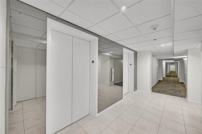 Building Photo - 3200 Port Royale Dr N