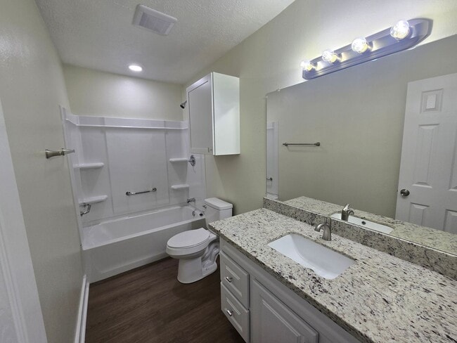 Building Photo - Remodeled 2 Bed 1 Bath Duplex for Lease!!