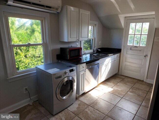 Building Photo - 1227 N Utah St