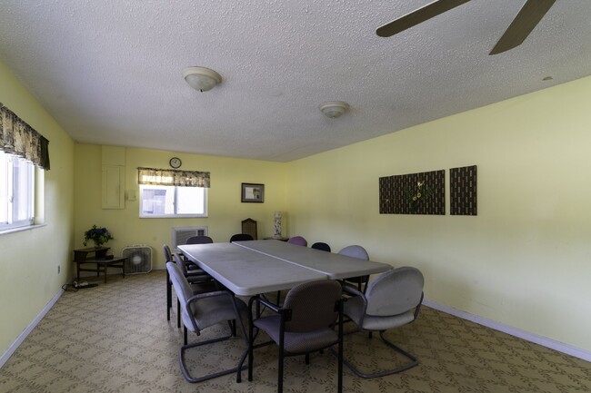 Building Photo - Spacious 1/1 unit walking distance to Walm...