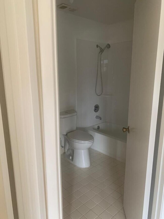 Building Photo - Split plan spacious 2bed/2batj