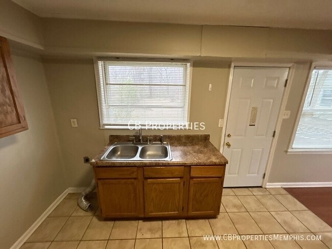 Building Photo - 887 Par Ave