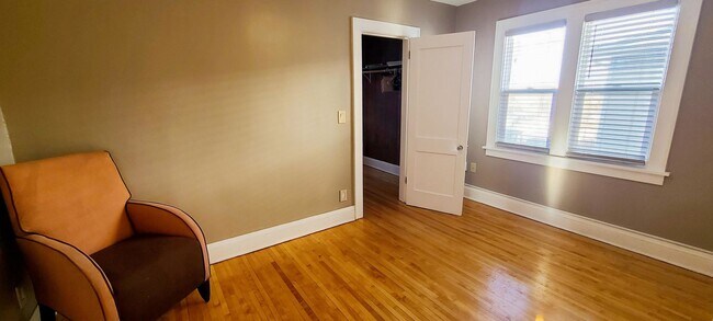 Building Photo - Charming 2 bedroom, 1 bathroom upper-level duplex in Saint Paul