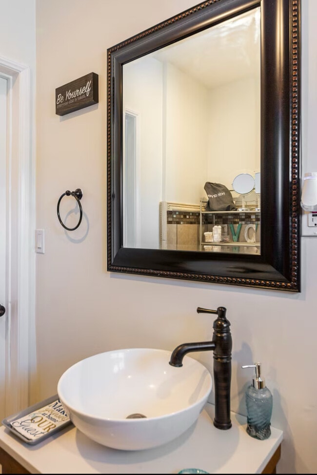 Building Photo - 6016 S Fairfax Ave