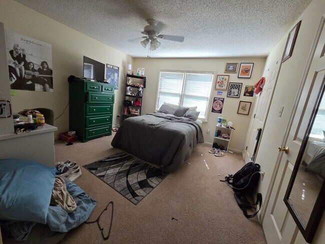 Building Photo - 2 Bed 2.5 Bath Condo