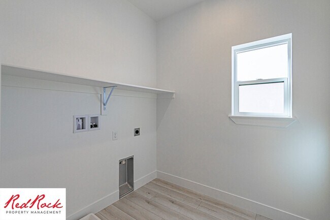 Building Photo - Stand Alone Home In Desert Color