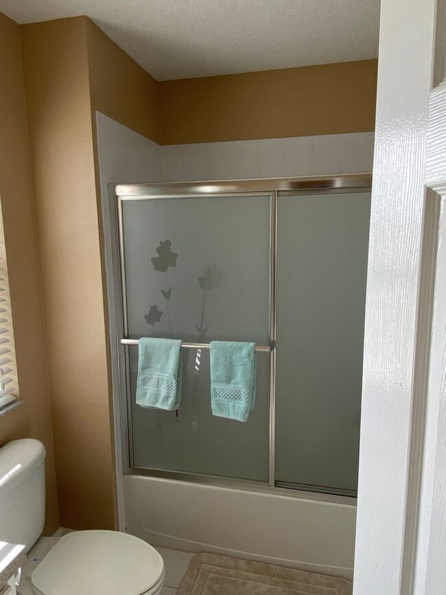 Building Photo - Fully Furnished Town House 3 Bedroom/2.5 B...