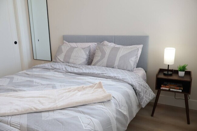 Building Photo - 204 E 35th St