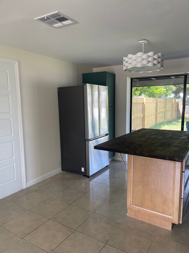 Building Photo - 2019 Bayshore Gardens Pkwy