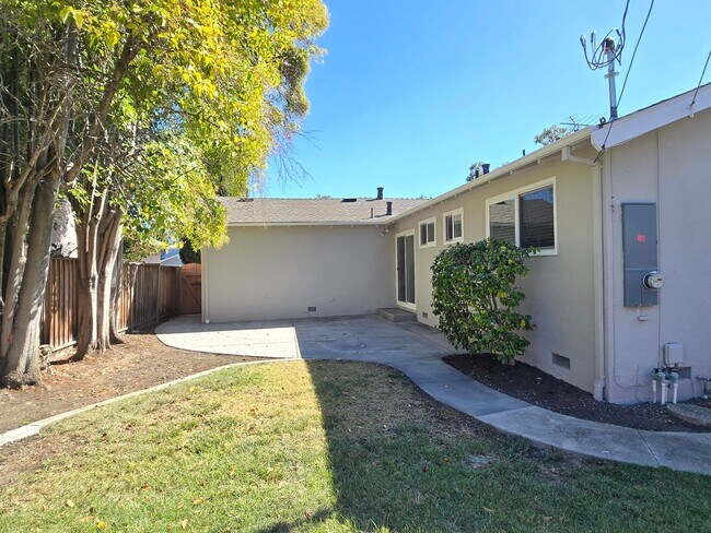 Building Photo - Renovated Home with New Kitchen, Stainless...