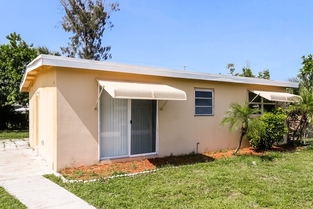 Building Photo - 5641 Honeysuckle Dr