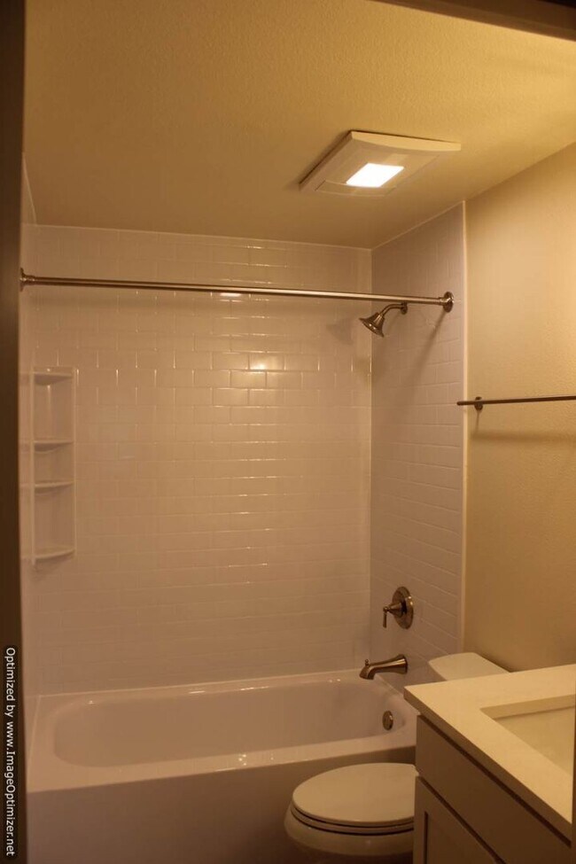 Building Photo - Updated One-Story 2-Bedroom Duplex with Ga...