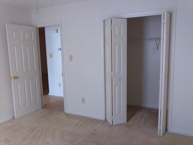 Building Photo - 2 Bedroom, 1 bath apartment Upstairs Unit