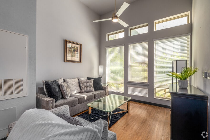 1BR, 1BA - 684SF - Living Room - Travis Flats