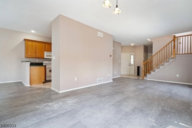 Building Photo - 163 Gladstone Dr