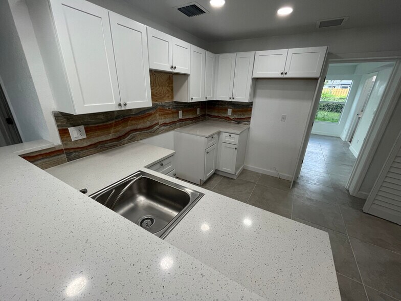 Building Photo - 957 Lewis Dr