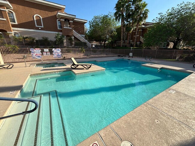 Building Photo - Beautiful 2Bed/2Bath Condo located in the ...