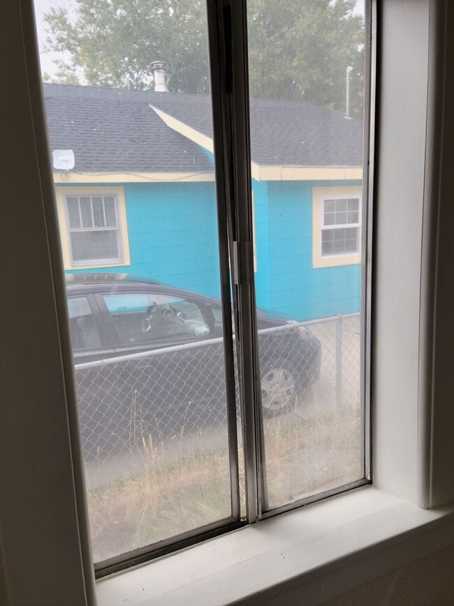 Building Photo - 3 bedroom, 1 bath in town