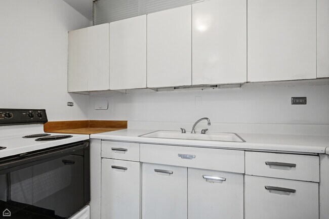 Building Photo - 340 W Diversey Pkwy