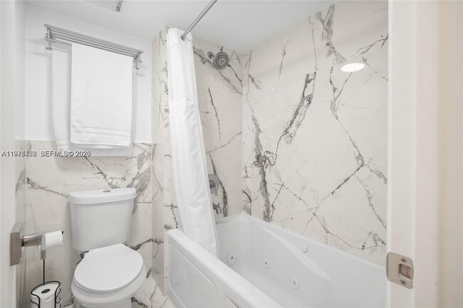 Building Photo - 380 Racquet Club Rd