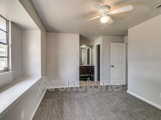 Building Photo - 3217 Overland Dr