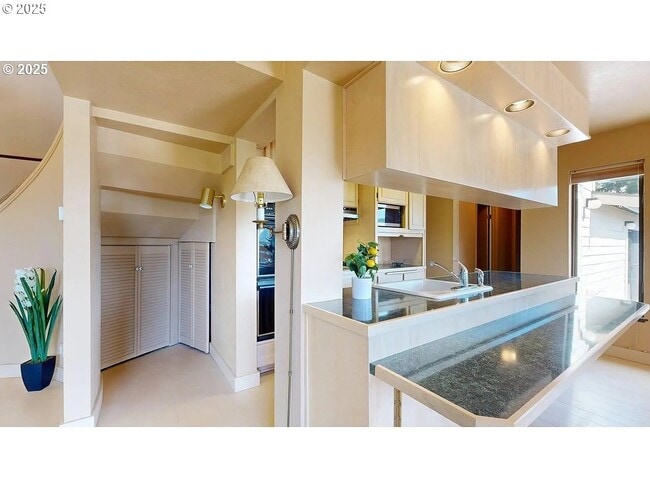 Building Photo - 17265 Mountain Dr