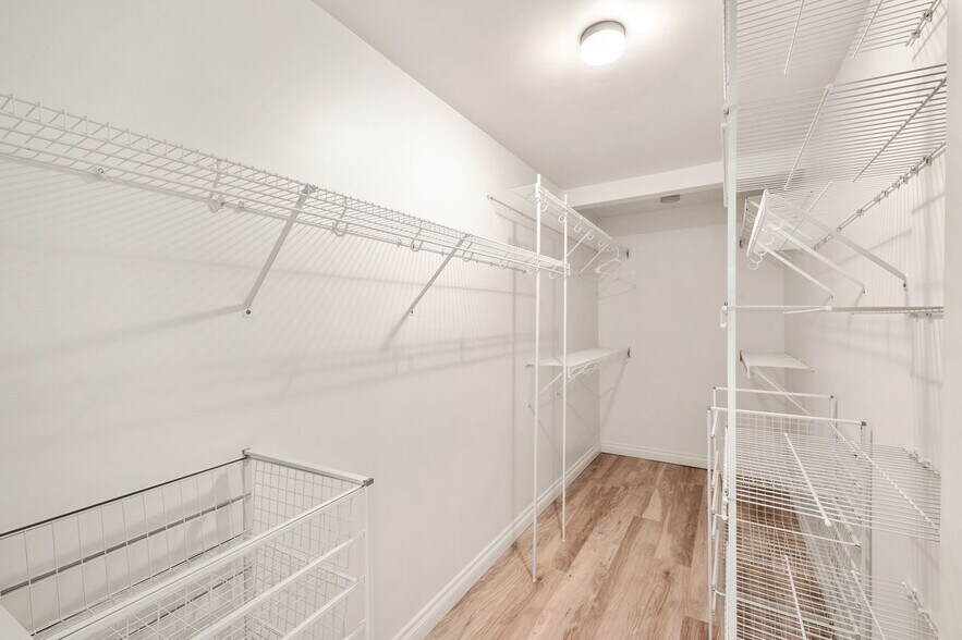 Building Photo - 5241 Colodny Dr