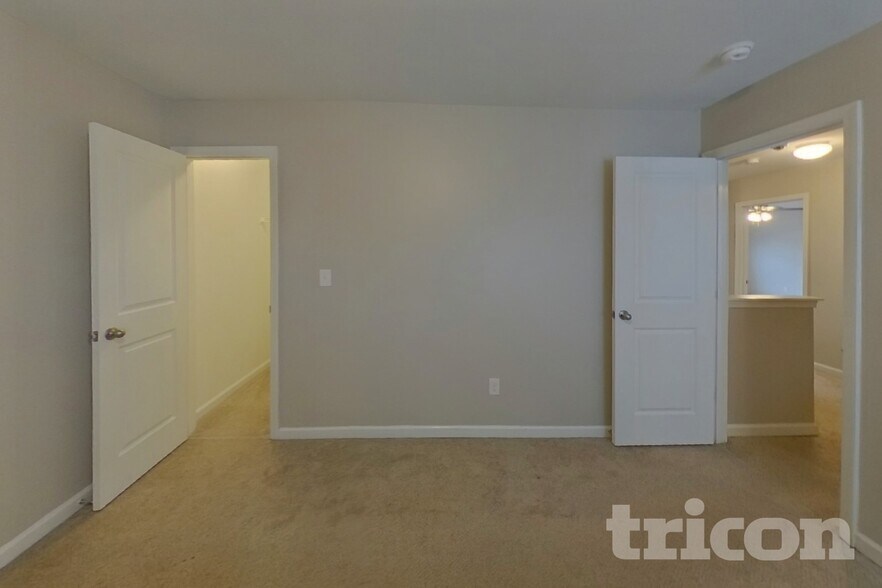 Building Photo - 208 Willow Grv Wy