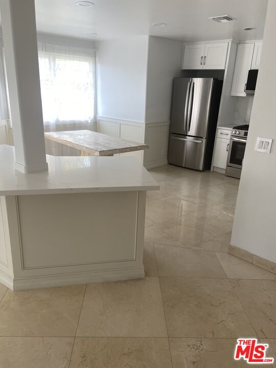 Building Photo - 435 Arnaz Dr