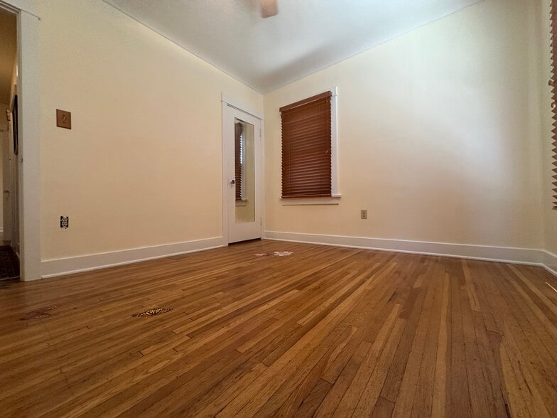 Room 1 - 4933 Aldama St