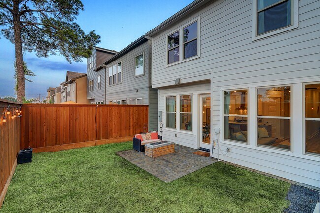 Building Photo - 10934 Brambling Wood Dr