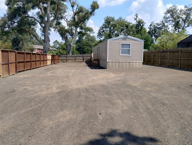 Building Photo - 1121 Edgewood Dr
