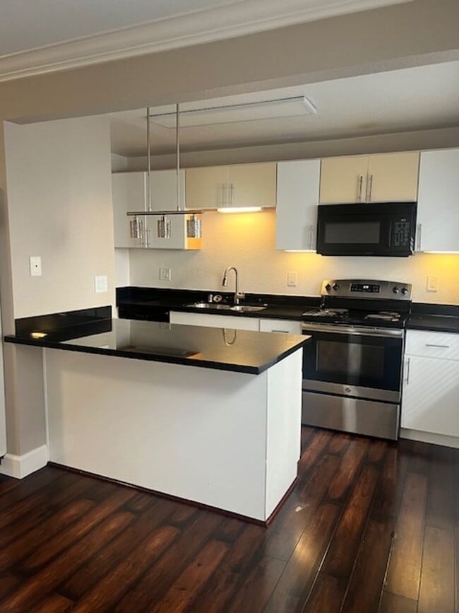 Building Photo - BEAUTIFUL 1 BEDROOM X1 BATHROOM CONDO!!! NOW LEASING!!!