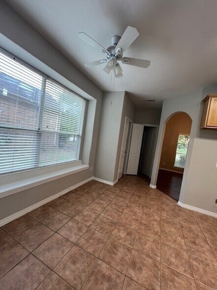Building Photo - 9219 Hidden Lake E Dr