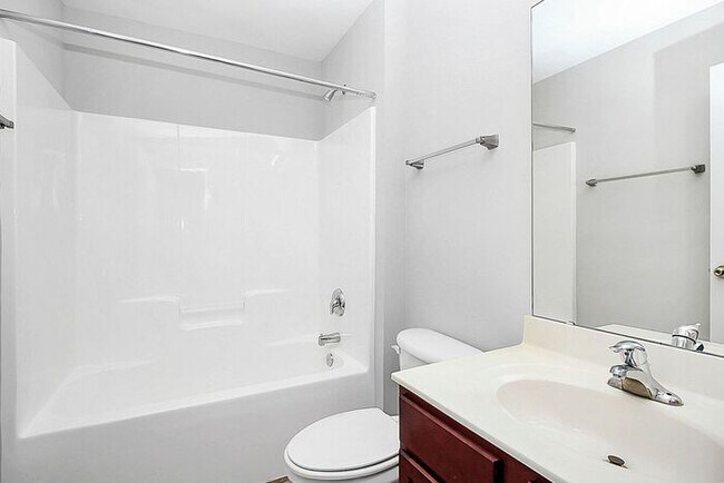 Building Photo - 2BD/2.5BA End Unit Townhome in Blakeney Greens!