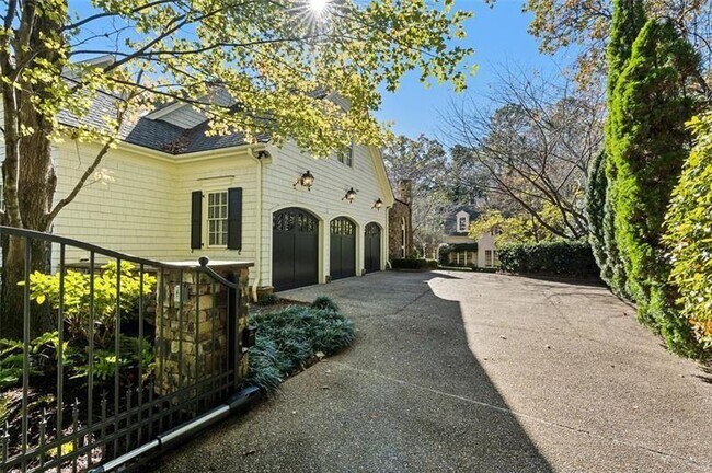 Building Photo - 5000 Long Island Dr